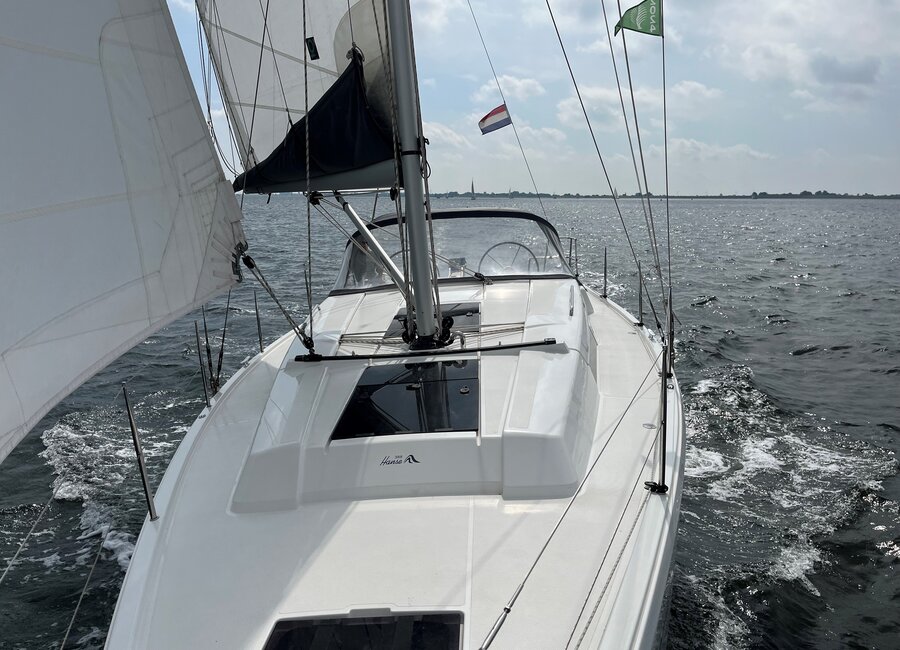 Hanse 388 huren bij Aquavitesse zeilvakantie Zeeland Grevelingenmeer.jpg